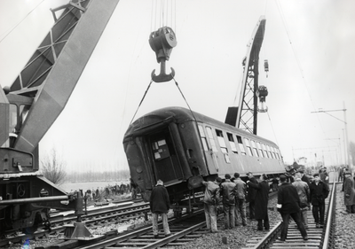 807624 Afbeelding van het hersporen van een rijtuig van de ontspoorde trein DM 80670 (Hannover-Hoek van Holland) met ...